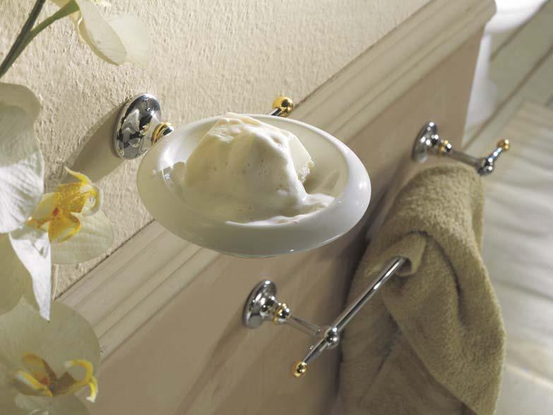 I complementi sono in Ceramica bianca o decorata a mano e su richiesta si possono avere in Cristallo bianco extrachiaro satinato. Le mensole sono in Cristallo trasparente naturale.