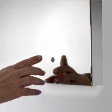 Interruttore Touch. Il telaio è in acciaio inox Wire Mirror Polished with Sand H 50mm illuminated led daylight.