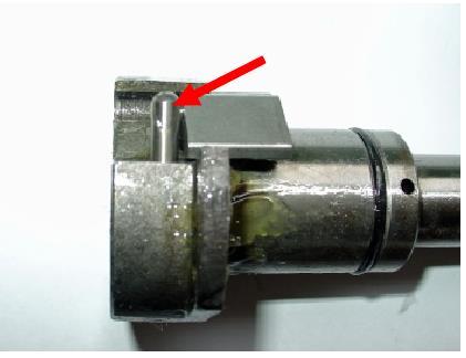 Βεβαιωθείτε ότι το oil thrower (παροχή λαδιού) δεν θα απομακρυνθεί από το mainshaft shoulder (τμήμα κεντρικού άξονα). Αποσύρετε τον άξονα και την ράβδο της μανιβέλας (kickstarter shaft and spindle).