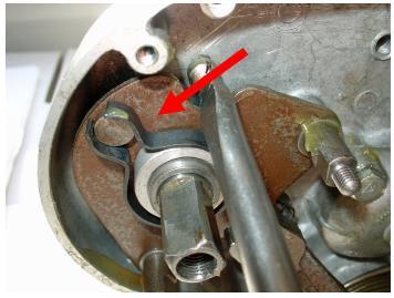 Επανατοποθετήστε το θολωτό καπάκι του ρουλεμάν του κεντρικού άξονα (main-shaft bearing domed cap) με το φάλτσο/κόψιμο προς τα πάνω όπως
