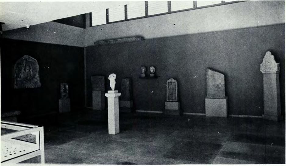 Ή έκθεση συμπληρώνεται με την 961 πλίνθο από τη Μαρώνεια που έχει δύο ζευγάρια πελμάτων στην έπάνω επιφάνεια και επιγραφή αφιερωματική στους Ί σιδα, Σέραπι, Άνουβι και 'Αρποκράτη του τέλους του 2ου η