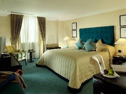 Το Westbury προσφέρει 246 δωμάτια, εκ των οποίων 20 είναι σουίτες, όπου οι επισκέπτες μπορούν να έχουν την καλύτερη περιποίηση με ειδικές ανέσεις και εξαιρετικές υπηρεσίες.