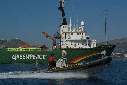18. Πώς είναι η ζωή σε ένα πλοίο της Greenpeace; Ποιες είναι οι δραστηριότητες του πληρώματος; Καταρχήν, ο στόλος της Greenpeace αποτελείται από 3 πλοία: το "Rainbow Warrior", την "Esperanza" και το