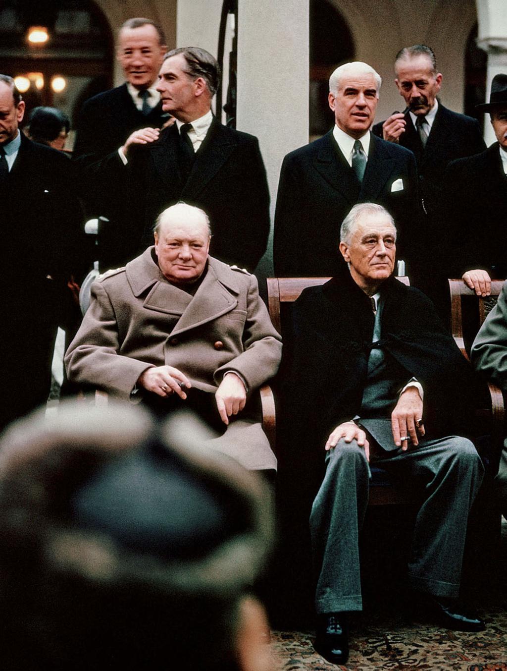 ΑΦΗΓΗΜΑ Τρεις φίλοι στη Γιάλτα Ο Γουίνστον Τσόρτσιλ, ο Φραγκλίνος Ρούζβελτ και ο Ιωσήφ Στάλιν ποζάρουν αμήχανα στην κάμερα στο πλαίσιο της Διάσκεψης της Γιάλτας.