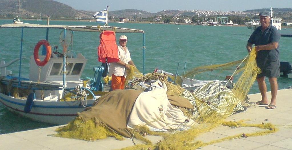 Φωτογραφία από την προσωπική συλλογή της Ε. Φραντζέσκου. Φωτογραφία 2. Έλληνες αλιείς ξεδιπλώνοντας δίχτυα.