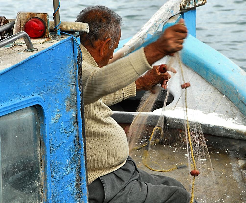 Φωτογραφία 3. Ηλικιωμένος Έλληνας ψαράς ξεμπερδεύοντας τα δίχτυα του.