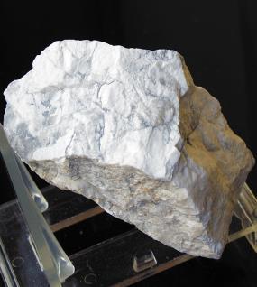 Dolomit [6] Magnezij je najlakši tehnički metal sa gustinom 1,74 g/cm 3. Ima najniţu temperaturu topljenja u grupi zemnoalkalnih metala koja iznosi 650 C, a zatezna čvrstoća 120-220 MPa.
