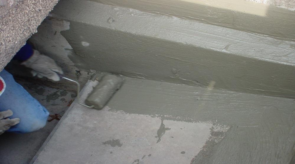 Hidroizolacione cementne mase posebno su korisne kod svih spojeva ( temelj-zid, podna ploča-zid, itd.). Za njihovu ugradnju potrebno je dobro očistiti betonske podloge.