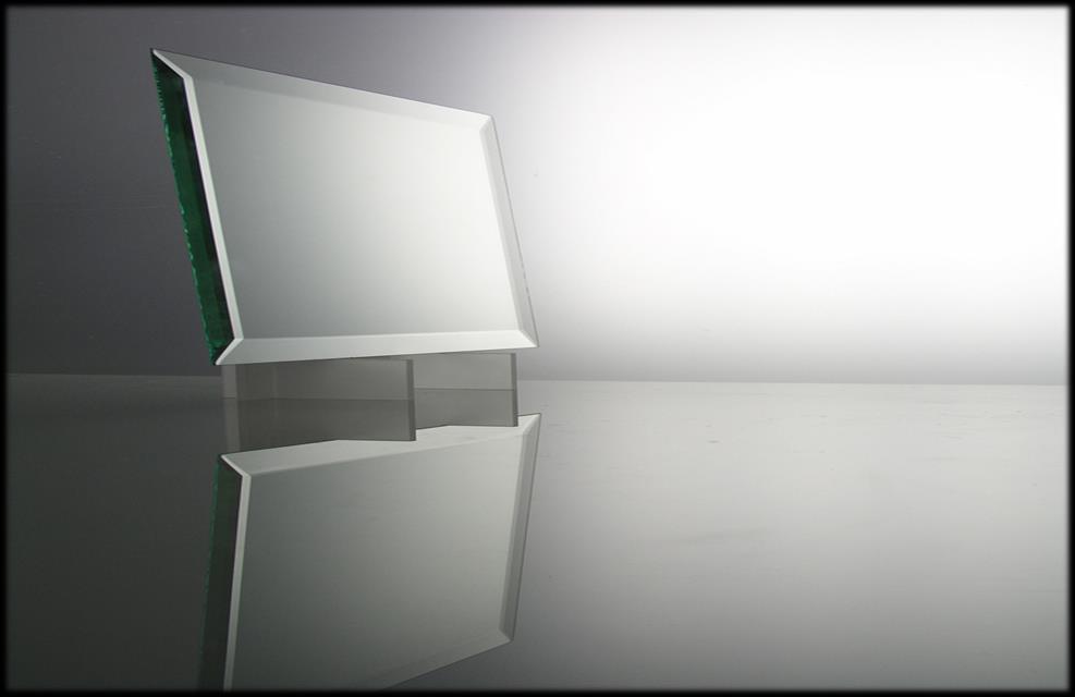 5.2.4.4. Ogledalo Ogledalo je ravno i prozirno staklo sa reflektirajućim slojem (npr. srebrenim nitratom) sa zadnje strane zaštićenim sa dodatnim otpornim slojem boje.