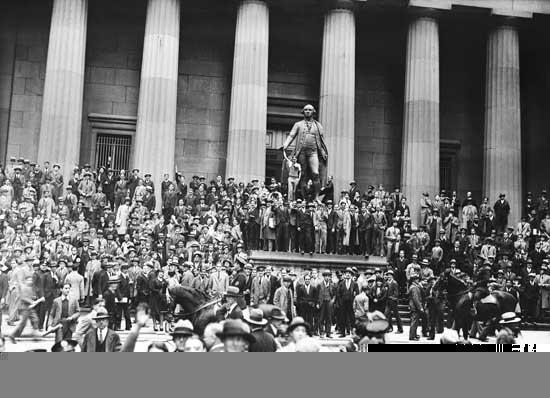 Το πιο περίφημο παράδειγμα κατάρρευσης του χρηματιστηρίου είναι αυτό του 1929 της Wall Street στην Νέα Υόρκη, η οποία οδήγησε την Αμερική σε μια βαθιά οικονομική ύφεση για τα επόμενα χρόνια, αλλά