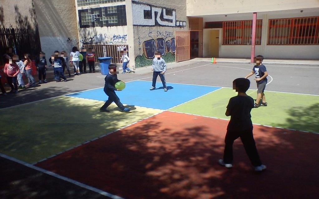 ΠΩΣ ΠΑΙΖΕΤΑΙ ΤΟ 4-SQUARE Οι μαθητές περιμένουν σε σειρά έξω από το γήπεδο Σκοπός του παιχνιδιού είναι ο κάθε παίκτης να φτάσει στο κόκκινο τετράγωνο και να μείνει εκεί όσους πιο πολλούς γύρους μπορεί.