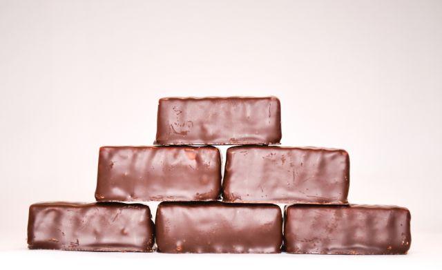 Μια κανονική σοκολάτα μπορεί να φτάσει και τις 700. Μια πολύ καλή λύση για να μην τρώτε μεγάλες ποσότητες σοκολάτας είναι να απολαμβάνετε ένα ή δύο μικρά σοκολατάκια τη φορά.