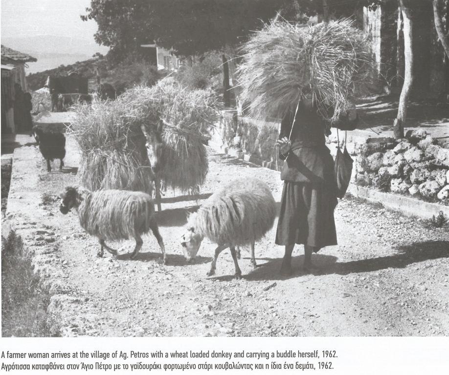 Η δουλειά ενός άνδρα ήταν να κάνει δεμάτια το κομμένο στάρι και να τα