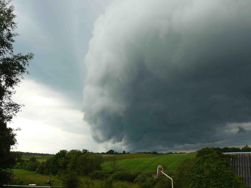 11 Stebime pavojingus, stichinius meteorologinius reiškinius. Kodėl mes visa tai darome? Mes duodame darbo kompiuteriui.