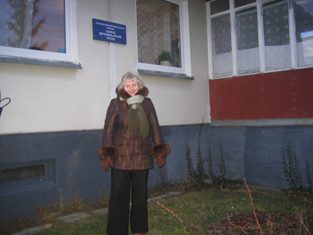 7 1974 08 01 stoties viršininke pradeda dirbti Dalytė Paškauskaitė (Rončikienė), baigusi Vilniaus Universiteto meteorologijos specialybę. Stebėtojomis dirbo Danutė Kubilienė (1951 1995 m.