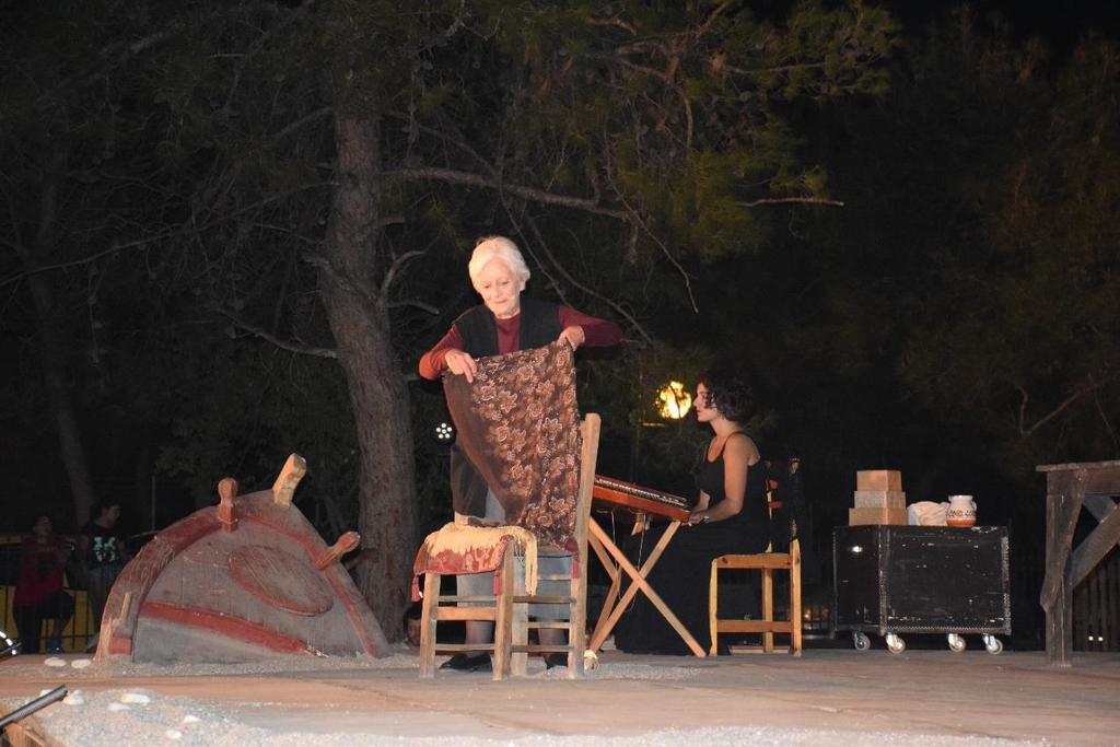 Την πολύ επιτυχημένη θεατρική παράσταση «Φιλιώ Χαιδεμένου» παρακολούθησαν εκατοντάδες θεατές στις 16 Σεπτεμβρίου στη Λίμνη του Άλσους.