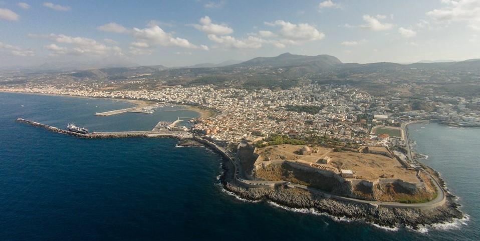 Εικόνα 4.2. Το ενετικό λιμάνι και το κάστρο Φορτέτζα (Chania Aerial Creations) Εικόνα 4.3. Παραλία Ρεθύμνου (www.efimeridaki.
