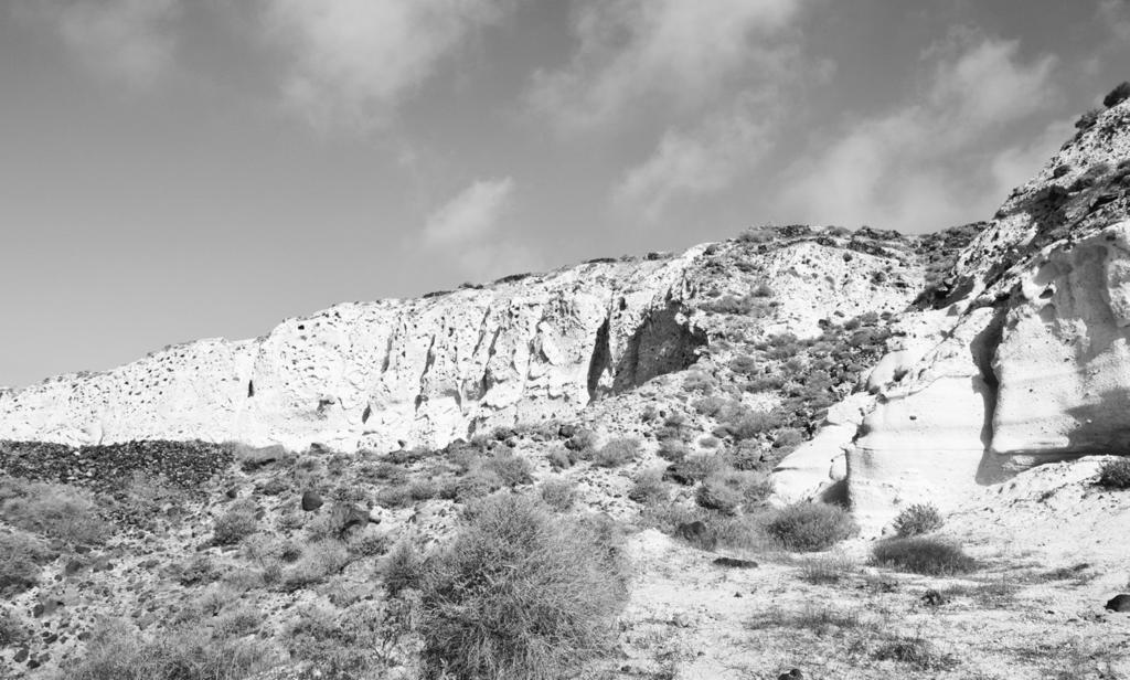 Κ. ΣΜΠΟΝΙΑΣ Ι. ΤΖΑΧΙΛΗ Δ. ΜΟΥΛΛΟΥ Εικ. 4: Άποψη των ορυχείων στο νότιο τμήμα της Θηρασίας. Φουκέ το 1867. 14 Το ιστορικό των ανασκαφών αυτών και τα ευρήματά τους δημοσίευσε πρόσφατα η Ι.