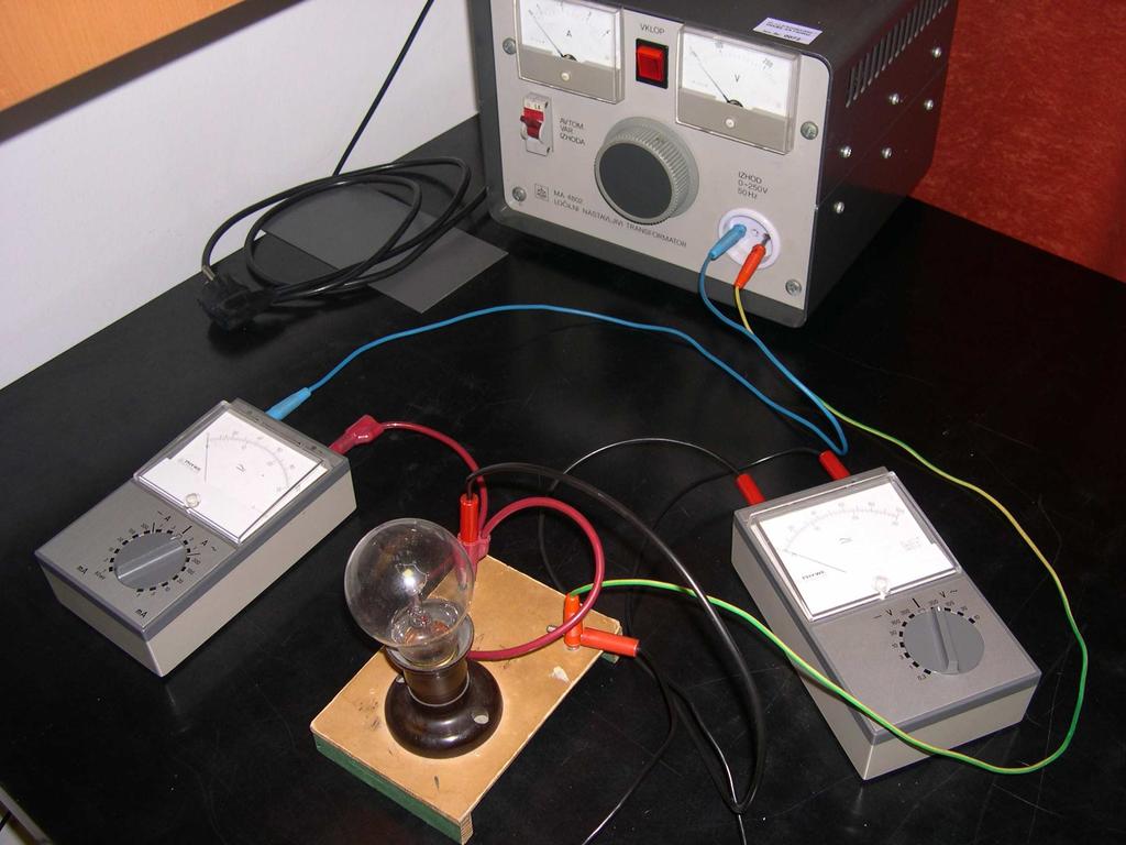 Za mjereje otpora t žarulje služ shema prkazaa a slc. Povećavajuć apo od 0 do 80 V (što pratmo a voltmetru) u koracma po 0 V, očtavamo struju a ampermetru, z Ohmovog zakoa () račuamo otpor.