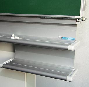 Εγκατεστημένος σε ερμάριο, κατάλληλος για επιτοίχια εγκατάσταση. Είναι μαγνητικός και ξηρού καθαρισμού.