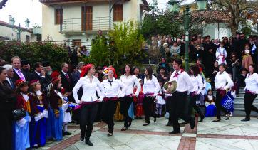 καταφέρνει να ζωντανέψει όλα τα όµορφα και άψυχα πράγµατα που βρίσκονται τριγύρω του, ακόµα και τους ενοίκους της πολυκατοικίας.