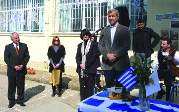Όµως χάρη στις τρελλοµπογιές του µπαίνει και σε περιπέτειες όπως το απειλητικό µαύρο καυσαέριο που καταλάθος ζωγραφίζει και το οποίο έρχεται για να αµαβρύσει το πανηγύρι χαράς.