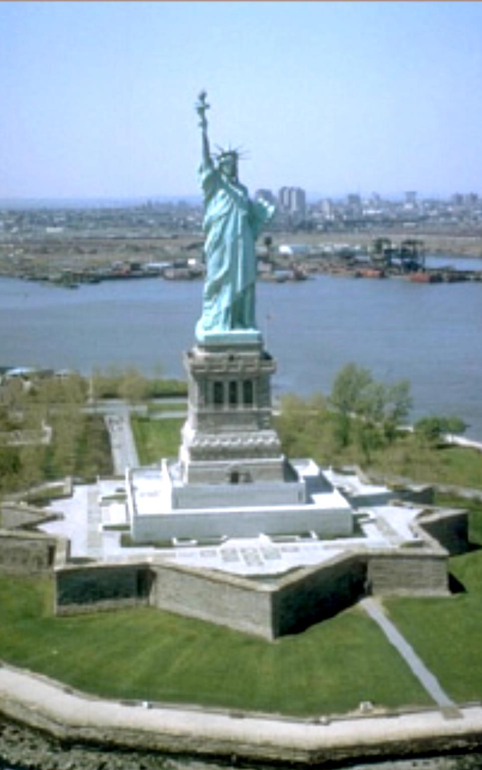 Το άγαλμα της Ελευθερίας, Νέα Υόρκη Υπάρχουν πολλά σύμβολα της
