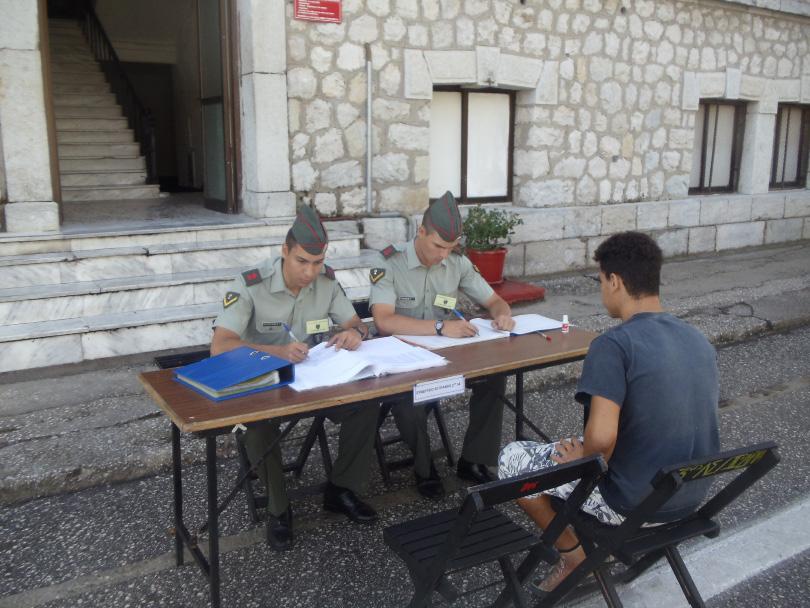 Στη συνέχεια οι καταταγέντες Σπουδαστές και Σπουδάστριες αποχαιρέτισαν τους οικείους τους και ακολουθώντας το πρόγραμμα κατατάξεως εντάχθηκαν στη στρατιωτική οικογένεια.