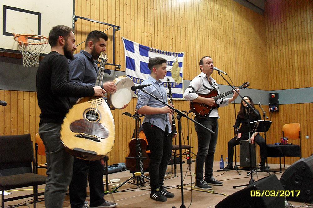 Μια ακόμη ωραία φωτό, όπου ο Λευτέρης Τζίμας συνοδεύει με το κλαρίνο του τον έντεχνο