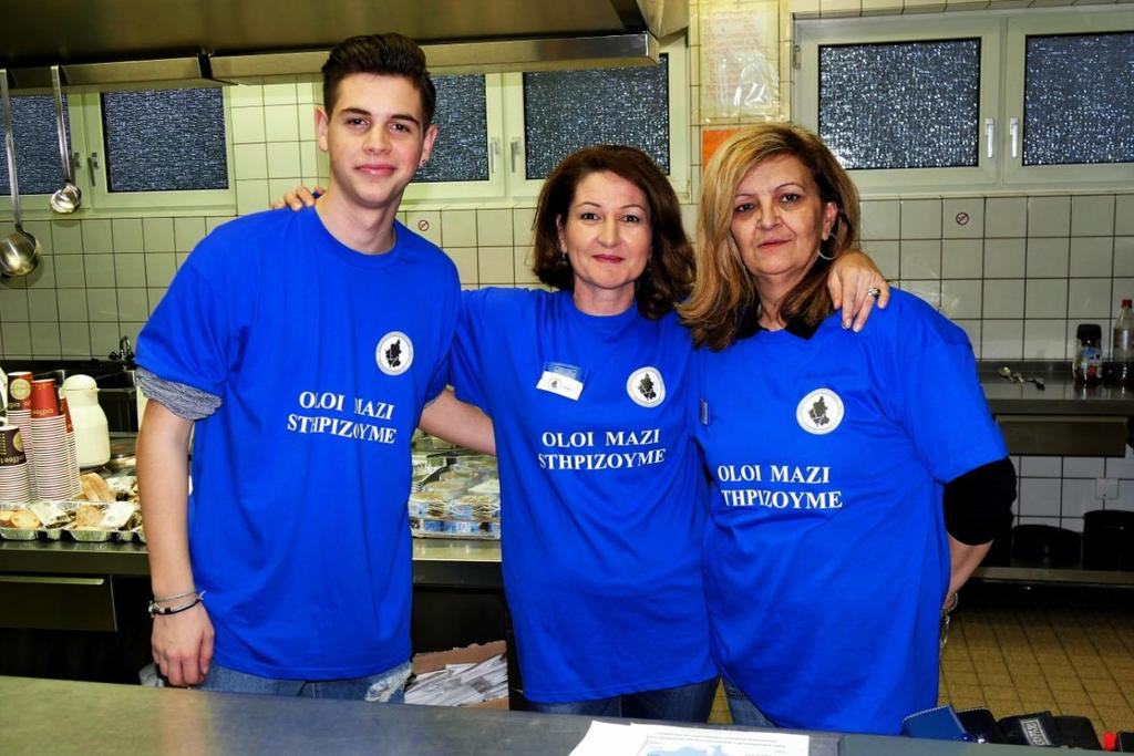 Η Έφη δεξιά, με τους βοηθούςτης που φρόντισε να μη μήνει κανένας νηστικός.