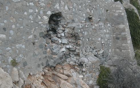 Διακρίνεται η κατάρρευση μέρους των