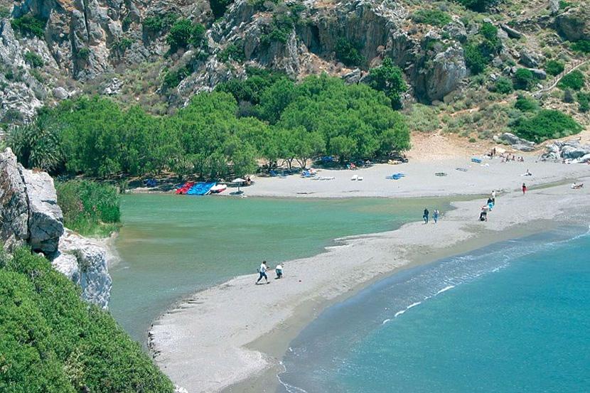 περιοχή και καταλήγουν σε όμορφες δαντελωτές παραλίες με συνολική ακτογραμμή 55 χμ (30 + 25).