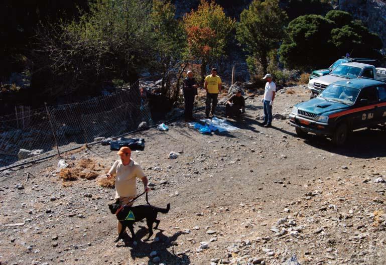 Τεύχος 4/Δεκέμβριος 2012 Σελίδα 6 Ανίχνευση δηλητηριασμένων δολωμάτων σε ορεινές περιοχές της Κρήτης, από την Ευρωπαϊκή Ομάδα Σκύλων Από τις 20 έως τις 30 Οκτωβρίου 2012 το Πανεπιστήμιο Κρήτης