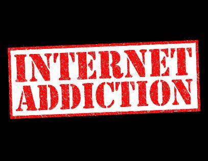 Πολύωρη Ενασχόληση στο Διαδίκτυο Συνέπειες από την πολύωρη ενασχόληση στο διαδίκτυο: Παραμέληση ή και απομόνωση από την οικογένεια και τους/τις φίλους/ες. Μείωση των σχολικών επιδόσεων.