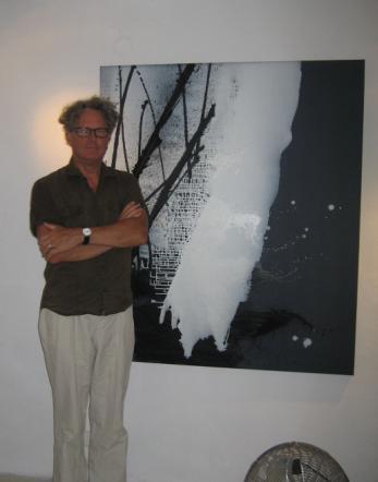 Mulder with one of his latest paintings Οι καλλιτέχνες της Πάρου άνοίξαν τις πόρτες των ατελιέ τους από 7 μέχρι 15 Ιουλίου γιά να γνωρίσoυμε το έργο τους.