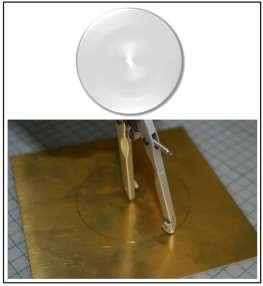 Εικόνα 20 Χρησιμοποιώντας το ηλεκτρικό τρυπάνι, ανοίξτε μία μικρή οπή στο κέντρο του δίσκου από αλουμίνιο.