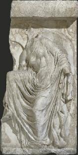 ... τη Σανδαλίζουσα Νίκη που σκύβει για να τακτοποιήσει το σανδάλι της και αποτελεί ένα από τα ωραιότερα γλυπτά του ναού της Αθηνάς Νίκης.