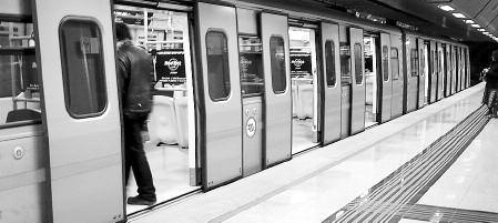 gr/, να εκτυπώσει το ειδοποιητήριο και να το εξοφλήσει σε υποκατάστηµα τράπεζας ή στα ΕΛΤΑ. Τα τέλη κυκλοφορίας 2013 υπολογίζονται ως εξής: Από 51 κ.ε. µέχρι 300 κ.ε.: 22 ευρώ Από 301 κ.ε. µέχρι 785 κ.