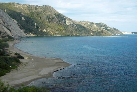 β) την τοποθέτηση ειδικών κλωβών επί των φωλιών, την επίβλεψή τους και τη µεταφορά φωλιών και κλωβών, όπου απαιτείται, γ) την παρακολούθηση της εκκόλαψης, δ) την οριοθέτηση θέσεων για ξενάγηση, ε) τη