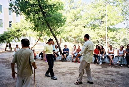 Ελευθερία στον κατάλληλα διαµορφωµένο χώρο της γραµµατείας, δηλαδή στη σκιά ενός δέντρου!