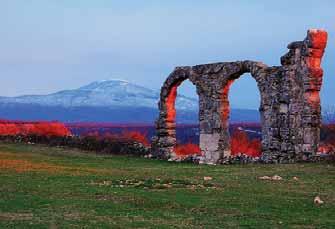 su paskom na istoku i zapadu držali ratoborne Delmate. Castrum, logor Burnum, Rimljani su počeli graditi oko 33. pr. Kr. od zemlje i drva.