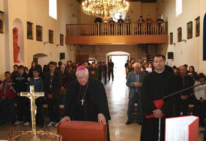 Pastoralni pohod oca biskupa Ante Ivasa Promini Volimo obljetnice, a i posjete.