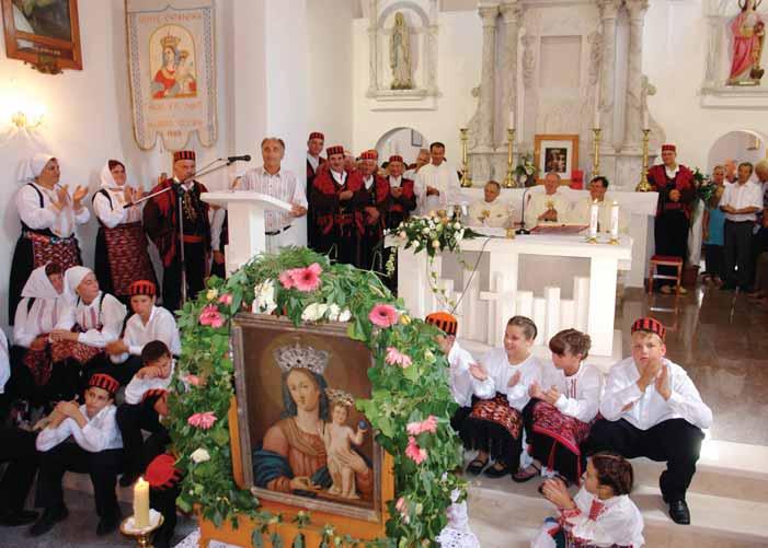 Stoljeća duga bila si majka Prominjskog puka, koji Te štuje. Svesrdnu hvalu kličemo Tebi nek riječ se naša do neba čuje.