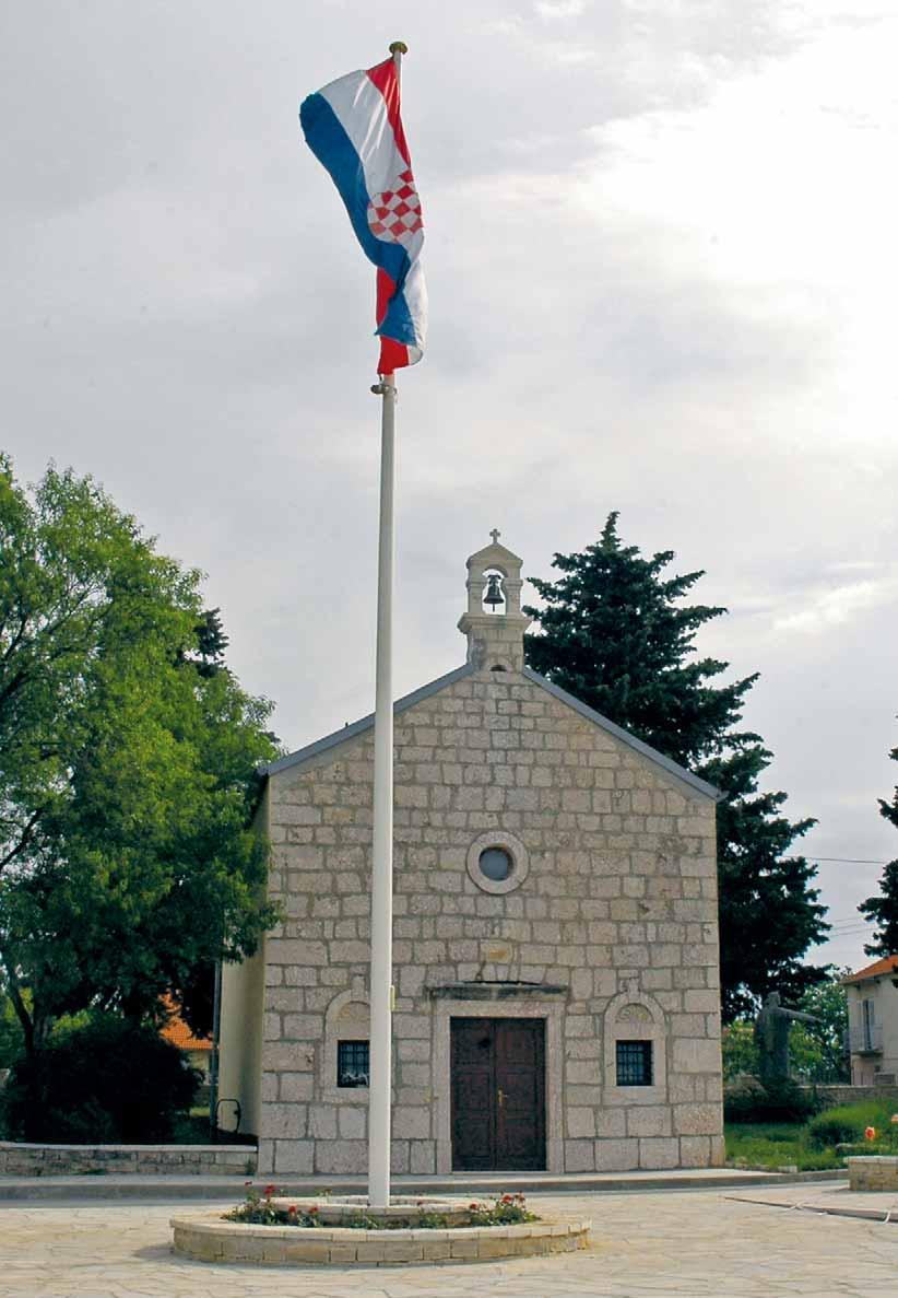 TROJEDINI Od vjekova tri nam dara, Dao nam ih dobri Bog, Lijepa dara, sve što stara, A u slavu roda svog: Do tri boje, Sveto troje; Da ih pamtiš, da ih znaš: Nek se vije povrh glave Vilin znamen