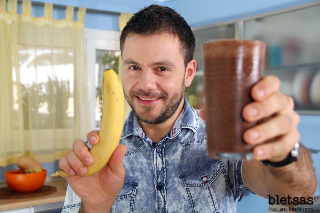 Το smoothie είναι πάντα μια υγειινή επιλογή σνακ που σου επιτρέπει να χρησιμοποιήσεις ακόμη και γλυκές απολαύσεις. Ας πούμε το κακάο.