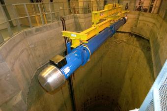 ΟΜεγάλοςΑδρονικόςΕπιταχυντήςLHC Το ΠΡΩΤΟ μαγνητικά δίπολο, μήκους 15 μέτρων και βάρους 35 τόνων