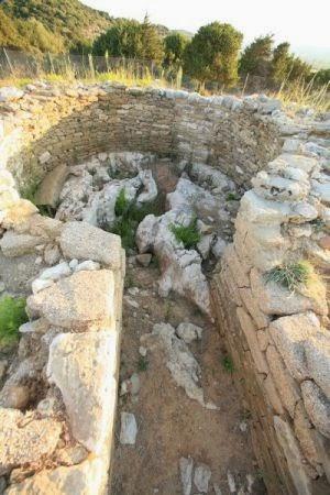 Κατά την ΥΕ Ι περίοδο, κατεστράφη το κεντρικό και νότιο τμήμα του τύμβου, για να δημιουργηθεί ο νέος θολωτός τάφος και πρόσβαση προς αυτόν.