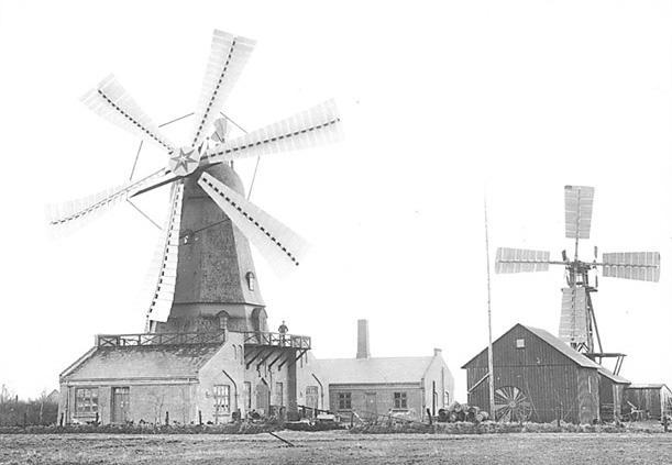 Ανεμόμυλος Poul La Cour στη Δανία. Ο ανεμόμυλος χρησιμοποιήθηκε για πρώτη φορά ως ανεμογεννήτρια το 1890 όταν εγκαταστάθηκε πάνω σε χαλύβδινο πύργο ο ανεμόμυλος του Π.