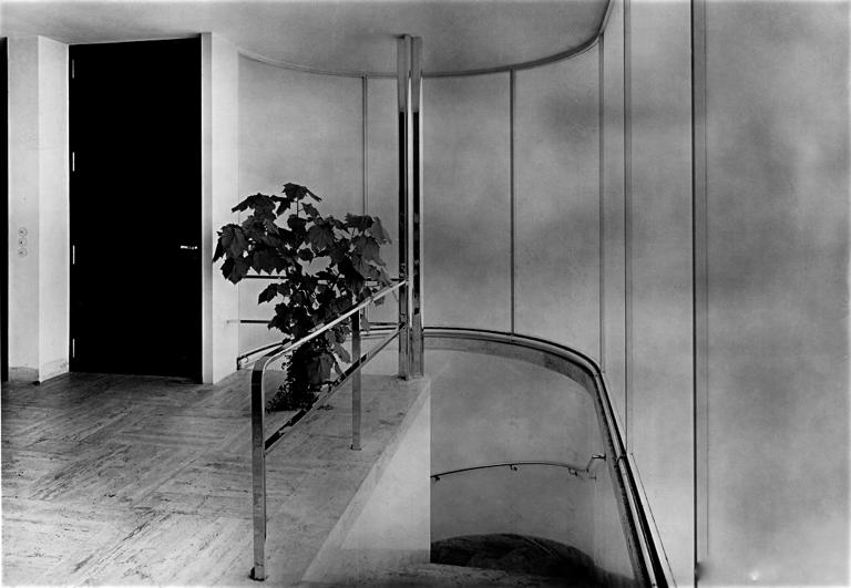 καινοτομίες του Mies van der Rohe, τα πολυτιμότερα υλικά της εποχής, εξειδικευμένες επινοήσεις αλλά και τεχνολογικοί νεωτερισμοί, όπως η αίθουσα προβολής, οι μεγάλες γυάλινες επιφάνειες κινούμενες