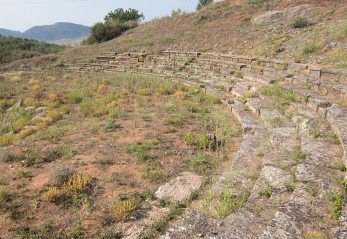 Το ιερό αποτελείτο από τον ναό, το θέατρο, τη στοά κι από κτίρια τελετουργιών και θυσιών.